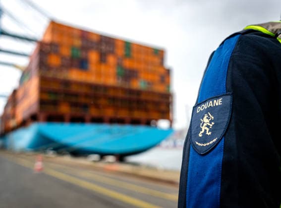 King visit the port of Rotterdam. Rotterdam, the Netherlands. 13 May 2026 A customs employee during a visit by King Willem-Alexander and David van Weel, Minister of Justice and Security, at the port of Rotterdam. The visit is all about subversion and resilience against drug crime and military threats. Rotterdam The Netherlands  Copyright: xDPPA POOL RDWx