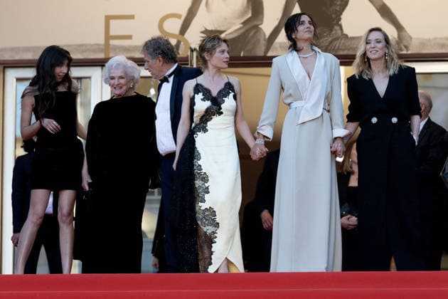 Suzanne de Baecque, Marie Christine Barrault, Charles Berling, Mélanie Thierry Bijoux Tasaki , Charline Bourgeois Tacquet, Léa Drucker Descente des marches du film La vie dune femme lors du 79ème Festival International du Film de Cannes, le 13 mai 2026 Olivier Borde Bestimage People leaving the red carpet for A womans life at the 79th Cannes International Film Festival on May 13, 2026 Cannes France  Copyright: xOLIVIERxBORDEx xBESTIMAGExOLIVIERxBORDEx xBESTIMAGEx
