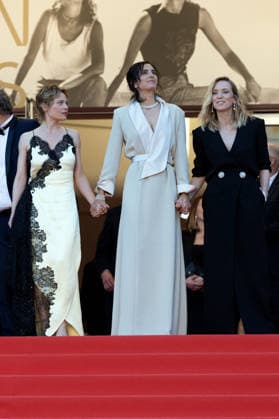 Mélanie Thierry Bijoux Tasaki , Charline Bourgeois Tacquet, Léa Drucker Descente des marches du film La vie dune femme lors du 79ème Festival International du Film de Cannes, le 13 mai 2026 Olivier Borde Bestimage People leaving the red carpet for A womans life at the 79th Cannes International Film Festival on May 13, 2026 Cannes France  Copyright: xOLIVIERxBORDEx xBESTIMAGExOLIVIERxBORDEx xBESTIMAGEx
