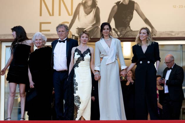 Suzanne de Baecque, Marie Christine Barrault, Charles Berling, Mélanie Thierry Bijoux Tasaki , Charline Bourgeois Tacquet, Léa Drucker, Erri De Luca Descente des marches du film La vie dune femme lors du 79ème Festival International du Film de Cannes, le 13 mai 2026 Olivier Borde Bestimage People leaving the red carpet for A womans life at the 79th Cannes International Film Festival on May 13, 2026 Cannes France  Copyright: xOLIVIERxBORDEx xBESTIMAGExOLIVIERxBORDEx xBESTIMAGEx