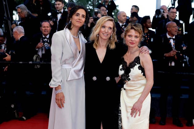 Charline Bourgeois Tacquet, Léa Drucker, Mélanie Thierry Bijoux Tasaki Descente des marches du film La vie dune femme lors du 79ème Festival International du Film de Cannes, le 13 mai 2026 Olivier Borde Bestimage People leaving the red carpet for A womans life at the 79th Cannes International Film Festival on May 13, 2026 Cannes France  Copyright: xOLIVIERxBORDEx xBESTIMAGExOLIVIERxBORDEx xBESTIMAGEx