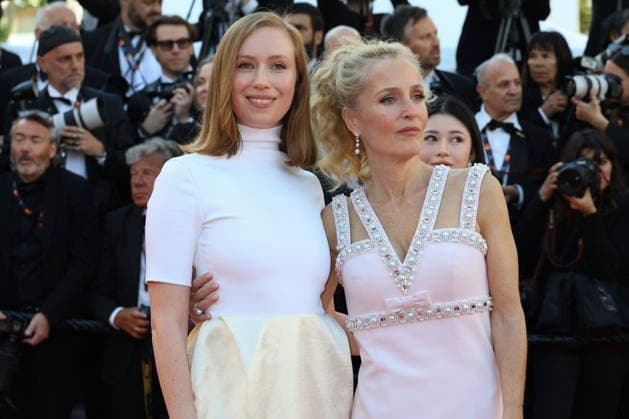 79ème Festival International du Film de Cannes Montée des marches du film La Vie dune Femme 79th Cannes Film Festival Red carpet of the film La vie dune femme Hannah Einbinder and Gillian Anderson 455930 2026 05 13 Cannes France  Copyright: xIsabellexVautierx xStarfacex STAR_455930_032