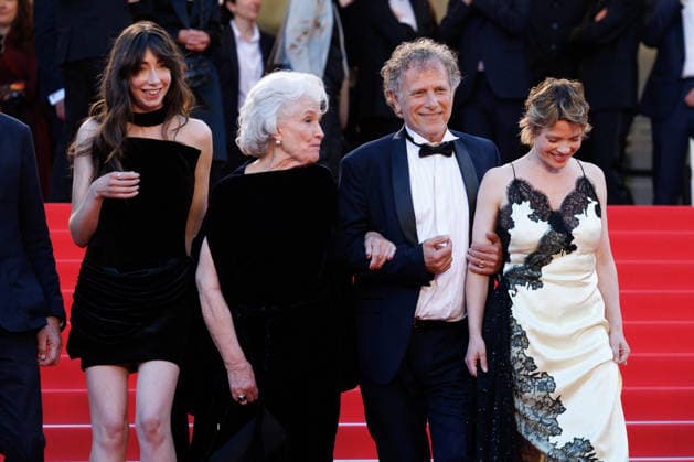 Suzanne de Baecque, Marie Christine Barrault, Charles Berling, Mélanie Thierry Bijoux Tasaki Descente des marches du film La vie dune femme lors du 79ème Festival International du Film de Cannes, le 13 mai 2026 Jacovides Moreau Bestimage People leaving the redcarpet for A womans life at the 79th Cannes International Film Festival on May 13, 2026  Copyright: xJACOVIDES-MOREAUx xBESTIMAGExJACOVIDES-MOREAUx xBESTIMAGEx