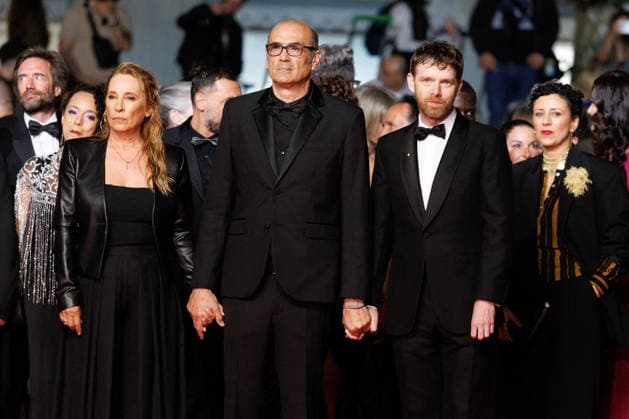 Sandy Lewis Godefroy, Emmanuelle Bercot, Vincent Garenq, Antoine Reinartz, Mounira Barbouch Montée des marches du film Labandon lors du 79ème Festival International du Film de Cannes, le 13 mai 2026 Jacovides Moreau Bestimage Red carpet for Forsaken at the 79th Cannes International Film Festival on May 13, 2026 Cannes France  Copyright: xJACOVIDES-MOREAUx xBESTIMAGExJACOVIDES-MOREAUx xBESTIMAGEx