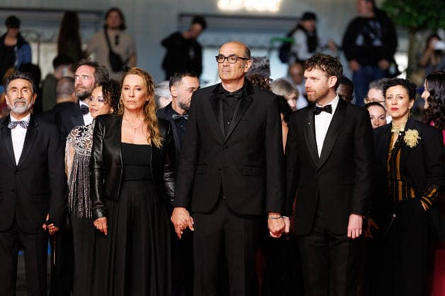 Azize Kabouche, Sandy Lewis Godefroy, Emmanuelle Bercot, Vincent Garenq, Antoine Reinartz, Mounira Barbouch Montée des marches du film Labandon lors du 79ème Festival International du Film de Cannes, le 13 mai 2026 Jacovides Moreau Bestimage Red carpet for Forsaken at the 79th Cannes International Film Festival on May 13, 2026 Cannes France  Copyright: xJACOVIDES-MOREAUx xBESTIMAGExJACOVIDES-MOREAUx xBESTIMAGEx