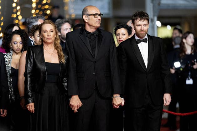Emmanuelle Bercot, Vincent Garenq et Antoine Reinartz Montée des marches du film Labandon lors du 79ème Festival International du Film de Cannes, le 13 mai 2026 Olivier Borde Bestimage Red carpet for Forsaken at the 79th Cannes International Film Festival on May 13, 2026 unknown  Copyright: xAGENCEx xBESTIMAGExAGENCEx xBESTIMAGEx