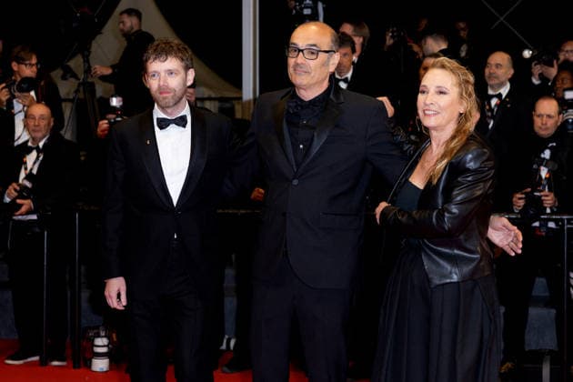 Antoine Reinartz, Vincent Garenq, Emmanuelle Bercot Montée des marches du film Labandon lors du 79ème Festival International du Film de Cannes, le 13 mai 2026 Olivier Borde Bestimage Red carpet for Forsaken at the 79th Cannes International Film Festival on May 13, 2026 unknown  Copyright: xAGENCEx xBESTIMAGExAGENCEx xBESTIMAGEx