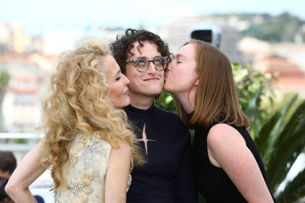 May 13, 2026, Cannes, Cote D azur, France: GILLIAN ANDERSON and HANNAH EINBINDER kiss their director JANE SCHOENBRUN during the Teenage Sex and Death at Camp Miasma photocall at the 79th Annual Cannes Film Festival at Palais des Festivals in Cannes, France Cannes France  - ZUMAc179 20260513_zep_c179_002 Copyright: xMickaelxChavetx