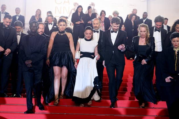 Nedjim Bouizzoul, Azize Kabouche, guest, Diamadoua Sissoko, Emma Boumali, Mickaëlle Paty soeur de Samuel Paty , Antoine Reinartz, Emmanuelle Bercot, Mounira Barbouch Descente des marches du film Labandon lors du 79ème Festival International du Film de Cannes, le 13 mai 2026 Jacovides Moreau Bestimage People leaving the red carpet for Forsaken at the 79th Cannes International Film Festival on May 13, 2026 Cannes France Copyright: xJACOVIDES-MOREAUx xBESTIMAGExJACOVIDES-MOREAUx xBESTIMAGEx