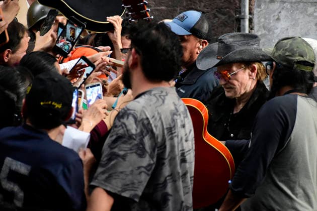 May 13, 2026, Mexico City, Ciudad de Mexico, Mexico: Bono lead of the Irish band U2, signs autographs for the fans at the filming set for the upcoming music video Street of Dreams in Mexico City Downtown. on May 13, 2026 in Mexico City, Mexico. Mexico City Mexico - ZUMAe321 20260513_zea_e321_040 Copyright: xLuisxBarronx