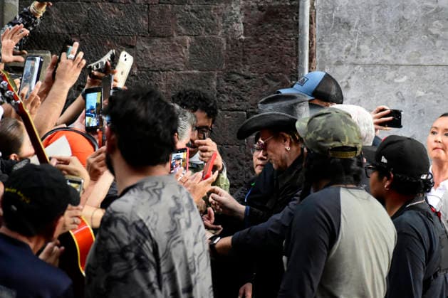 May 13, 2026, Mexico City, Ciudad de Mexico, Mexico: Bono lead of the Irish band U2, signs autographs for the fans at the filming set for the upcoming music video Street of Dreams in Mexico City Downtown. on May 13, 2026 in Mexico City, Mexico. Mexico City Mexico - ZUMAe321 20260513_zea_e321_041 Copyright: xLuisxBarronx