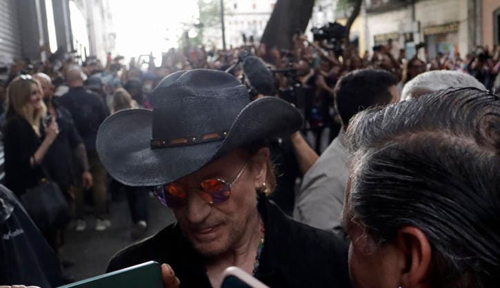 May 13, 2026, Mexico City, Mexico City, Mexico: Bono, the lead singer of the Irish band U2, signing autographs for his fans as he leaves the MIDE Museum in Mexico City. Mexico City Mexico - ZUMAt178 20260513_zip_t178_007 Copyright: xNadiaxTecuapetlax