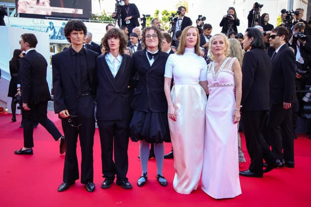 79th Cannes Film Festival - 13 May 2026 (L-R) Arthur Conti, Brigette Lundy-Paine, Jane Schoenbrun, Hannah Einbinder and Gillian Anderson attend the red carpet of La Vie d une Femme at the 79th Cannes Film Festival in Cannes, France. Cannes France Copyright: xMarcoxBaradax xSOPAxImagesx RED CARPET LA VIE D_UNE FEMME-48
