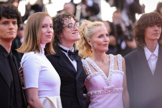 79th Cannes Film Festival - 13 May 2026 Hannah Einbinder, Director Jane Schoenbrun and Gillian Anderson attend the red carpet of La Vie d une Femme at the 79th Cannes Film Festival in Cannes, France. Cannes France Copyright: xMarcoxBaradax xSOPAxImagesx RED CARPET LA VIE D_UNE FEMME-47