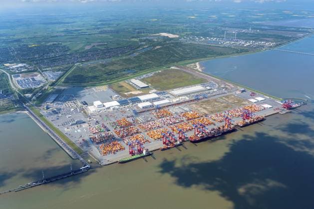Europa, Deutschland, Niedersachsen, Wilhelmshaven, Jade-Weser-Port, Tiefwasserhafen, Container, Terminal, Jadebusen, Nordsee, Luftbild, Luftansicht, Luftaufnahme, Landschaft, Megaport, Kaje, JWP, Hafenkaje, Meer, Kajenanlage, Sandaufspülungen, Containerterminal, Anlegezone, Hafenbetrieb, Eurogate, Eurogate Container Terminal Wilhelmshaven, ECTW Europe, Germany, Lower Saxony, Wilhelmshaven, Jade-Weser Port, deep water port, container, terminal, jade bay, North Sea, aerial view, aerial view, landscape, megaport, quay, JWP, harbour quay, sea, quay, sand flushing, container terminal, port operation, Eurogate, Eurogate Container Terminal Wilhelmshaven, ECTW Copyright: imageBROKER HolgerxWeitzel iblhwe17654125.jpg