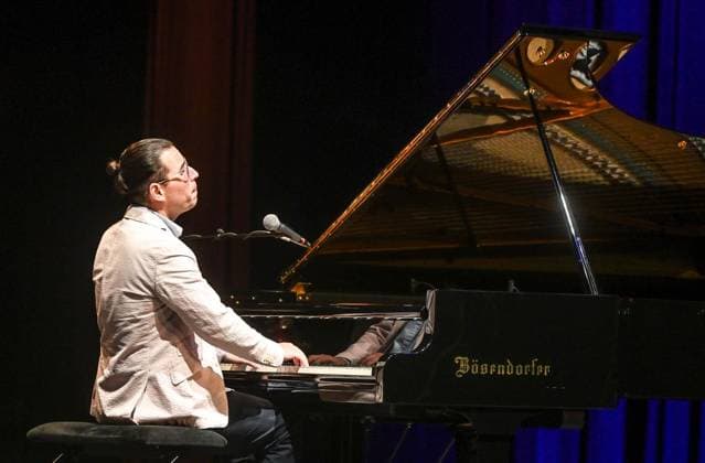 FOR EDITORIAL PURPOSES ONLY EDITORIAL USE ONLY p Pianist Alfredo Rodriguez will perform with his trio in Dinslaken on Wednesday, May 13, 2026 The Alfredo Rodriguez Trio will be completed by Michael Olivera on drums and Yarel Hernandez on bass The Ruhr Piano Festival will perform in Dinslaken for the first time Dinslaken Dinslaken Copyright MarkusxWeissenfels Copyright: MarkusxWeissenfels doc85u9sdyrr5s1fg5y2jij ,EDITORIAL USE ONLY Copyright: MarkusxWeissenfels