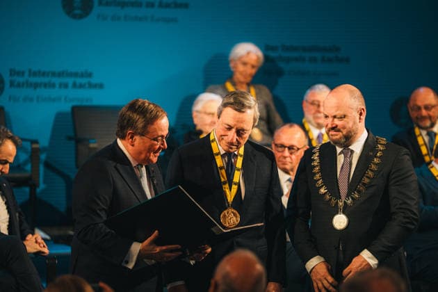 Deutschland, Aachen: Verleihung Internationaler Karlspreis 2026 an Mario Draghi, Mario Draghi, ehemaliger Präsident der Europäischen Zentralbank EZB, italienischer Ministerpräsident a. D., Ehrung, Michael Ziemons (CDU), Oberbürgermeister der Stadt Aachen, Armin Laschet (CDU), Vorsitzender Karlspreis-Direktorium, Medaille *** Germany, Aachen Presentation of the International Charlemagne Prize 2026 to Mario Draghi, Mario Draghi, former President of the European Central Bank ECB, Italian Prime Minister a D , Honor, Michael Ziemons CDU , Lord Mayor of the City of Aachen, Armin Laschet CDU , Chairman of the Charlemagne Prize Board of Directors, Medal Copyright: xThiemoxRudolphx