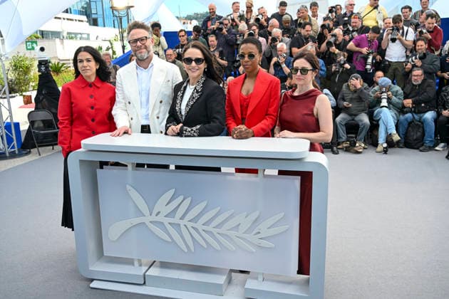 79eme Festival International du Film de Cannes Photocall with cast of Tangles 79th International Cannes Film Festival Photocall with cast of Tangles 455981 2026 05 14 Louis Dreyfus, Julia Wiley, Samira Beard, Sugar Lyn Rogen, Seth Jacobson, Abbi  Copyright: xSergexArnalx xStarfacex STAR_455981_002