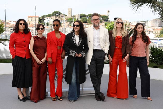 79ème Festival International du Film de Cannes Photocall with cast of the film Tangles 79th Cannes Film Festival Photocall with cast of the film Tangles Abbi Jacobson, Sugar Lyn Beard, Samira Wiley, Julia Louis Dreyfus, Seth Rogen, Leah Nelson and Lauren Miller Rogen 455989 2026 05 14 Cannes France  Copyright: xIsabellexVautierx xStarfacex STAR_455989_004