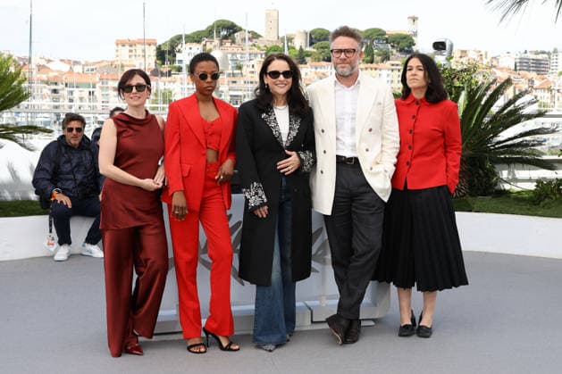 79ème Festival International du Film de Cannes Photocall with cast of the film Tangles 79th Cannes Film Festival Photocall with cast of the film Tangles Sugar Lyn Beard, Samira Wiley, Julia Louis Dreyfus, Seth Rogen and Abbi Jacobson 455989 2026 05 14 Cannes France  Copyright: xIsabellexVautierx xStarfacex STAR_455989_010