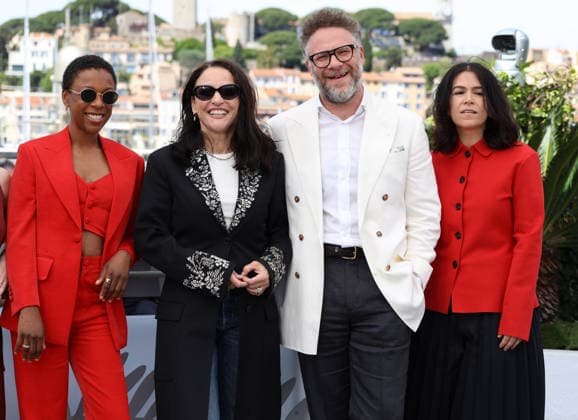79ème Festival International du Film de Cannes Photocall with cast of the film Tangles 79th Cannes Film Festival Photocall with cast of the film Tangles Samira Wiley, Julia Louis Dreyfus, Seth Rogen and Abbi Jacobson 455989 2026 05 14 Cannes France  Copyright: xIsabellexVautierx xStarfacex STAR_455989_016