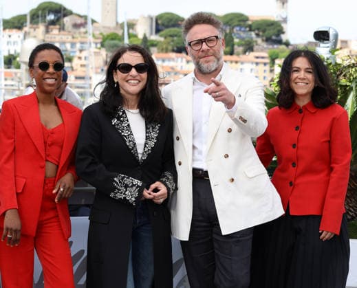 79ème Festival International du Film de Cannes Photocall with cast of the film Tangles 79th Cannes Film Festival Photocall with cast of the film Tangles Samira Wiley, Julia Louis Dreyfus, Seth Rogen and Abbi Jacobson 455989 2026 05 14 Cannes France  Copyright: xIsabellexVautierx xStarfacex STAR_455989_018