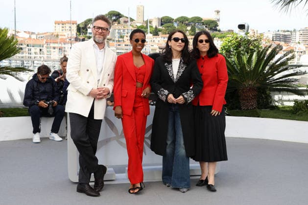 79ème Festival International du Film de Cannes Photocall with cast of the film Tangles 79th Cannes Film Festival Photocall with cast of the film Tangles Seth Rogen, Samira Wiley, Julia Louis Dreyfus and Abbi Jacobson 455989 2026 05 14 Cannes France  Copyright: xIsabellexVautierx xStarfacex STAR_455989_020