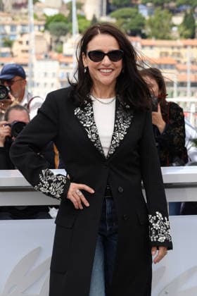 79ème Festival International du Film de Cannes Photocall with cast of the film Tangles 79th Cannes Film Festival Photocall with cast of the film Tangles Julia Louis Dreyfus 455989 2026 05 14 Cannes France  Copyright: xIsabellexVautierx xStarfacex STAR_455989_033