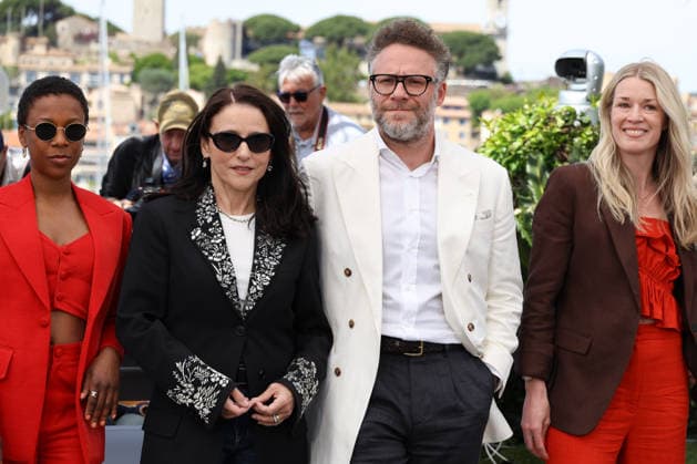 79ème Festival International du Film de Cannes Photocall with cast of the film Tangles 79th Cannes Film Festival Photocall with cast of the film Tangles Samira Wiley, Julia Louis Dreyfus, Seth Rogen and Leah Nelson 455989 2026 05 14 Cannes France  Copyright: xIsabellexVautierx xStarfacex STAR_455989_007