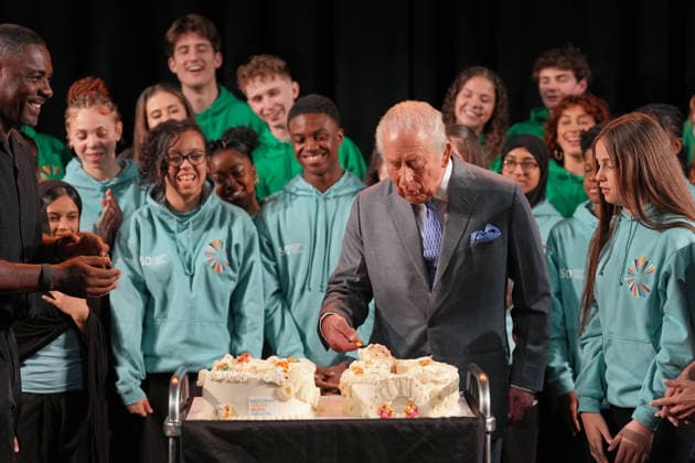 Britain Royals Britain s King Charles III serves cake as he joins English actor Idris Elba in meeting students taking part in workshops organised by National Youth Music Theatre (NYMT) at The Other Palace in London, Thursday, May 14, 2026., Credit:Avalon.red PA ROTA - B68 Avalon GBR, London  Copyright: xAvalon.redx xPAxROTAx-xB68x xAvalonx 1098913501