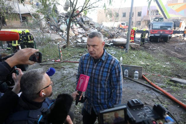 Kyiv city head Vitali Klitschko speaks to the press outside a nine-storey apartment block damaged by a Russian missile and drone strike in Kyiv, Ukraine, on May 14, 2026. Russia launched a massive attack on the Ukrainian capital, deploying more than 670 strike drones and 56 missiles of various types. The attack damaged 11 multi-storey residential buildings, cars, a supermarket, two car dealerships, two petrol stations, a business centre, and a service station. At least seven people were killed, and 39 people were injured, including an infant. (Photo by Oleksandr Klymenko Ukrinform) Kyiv comes under massive attack of Russian drones and missiles  Copyright: xOleksandrxKlymenkox