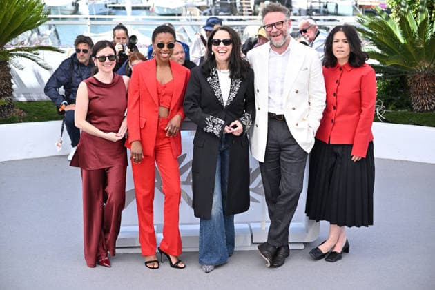 79th Cannes Film Festival: Tangles: A Story About Alzheimer s, My Mother and Me photocall CANNES, FRANCE - MAY 14: (L to R) Canadian actress Sugar Lyn Beard, US actress Samira Wiley, US actress Julia Louis-Dreyfus, US actor and producer Seth Rogen and US actress Abbi Jacobson pose during a photocall for the film Tangles: A Story About Alzheimer s, My Mother and Me at the 79th edition of the Cannes Film Festival in Cannes, France on May 14, 2026. Mustafa Yalcin Anadolu Cannes France. Editorial use only. Please get in touch for any other usage.  Copyright: x2026xAnadoluxMustafaxYalcinx