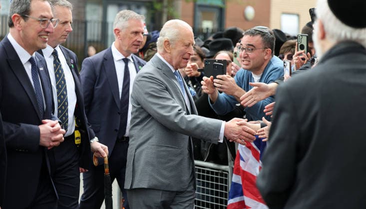 King Charles in Golders Green King Charles greets local residents in Golders Green in North London following the attack on Jewish residents., Credit:Richard Pohle PA ROTA - B68 Avalon  Copyright: xRichardxPohlex xPAxROTAx-xB68x xAvalonx 1098932238