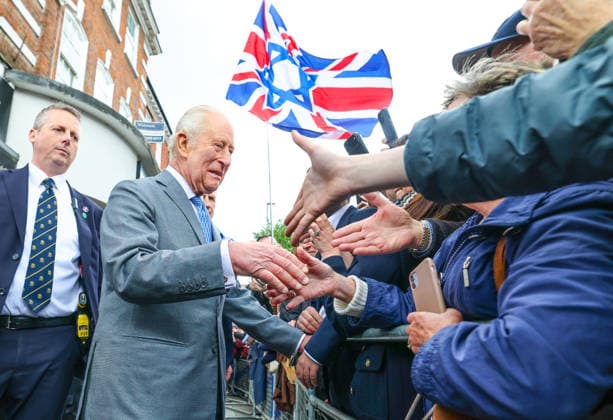 King Charles in Golders Green King Charles greets local residents in Golders Green in North London following the attack on Jewish residents., Credit:Richard Pohle PA ROTA - B68 Avalon  Copyright: xRichardxPohlex xPAxROTAx-xB68x xAvalonx 1098932454