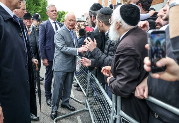 King Charles in Golders Green King Charles greets local residents in Golders Green in North London following the attack on Jewish residents., Credit:Richard Pohle PA ROTA - B68 Avalon  Copyright: xRichardxPohlex xPAxROTAx-xB68x xAvalonx 1098932460