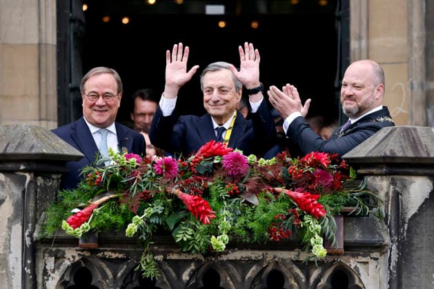 Politiker Armin Laschet (CDU), Wirtschaftswissenschaftler und Preisträger Mario Draghi, ehemaliger Chef der EZB, und Aachens Oberbürgermeister Michael Ziemons (CDU) bei der Verleihung des Internationalen Karlspreis zu Aachen 2026. Aachen, 14.05.2026 NRW Deutschland *** Politician Armin Laschet CDU , economist and prizewinner Mario Draghi, former head of the ECB, and Aachens Lord Mayor Michael Ziemons CDU at the award ceremony for the International Charlemagne Prize of Aachen 2026 Aachen, 14 05 2026 NRW Germany Copyright: xChristophxHardtx