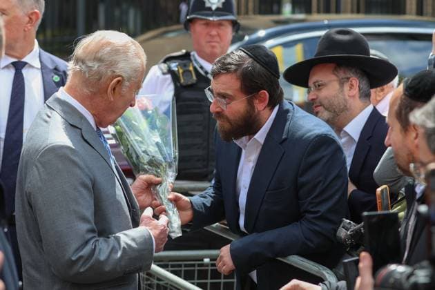 May 14, 2026, London, England, United Kingdom: UK King CHARLES III greets members of the local community outside Jewish Care during a visit to Golders Green in north-west London. The King met representatives of the Jewish community following recent antisemitic attacks in the area. London United Kingdom  - ZUMAa279 20260514_zsp_a279_011 Copyright: xZeynepxDemirxAslimx