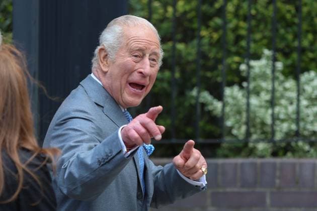May 14, 2026, London, England, United Kingdom: UK King CHARLES III greets members of the local community outside Jewish Care during a visit to Golders Green in north-west London. The King met representatives of the Jewish community following recent antisemitic attacks in the area. London United Kingdom  - ZUMAa279 20260514_zsp_a279_002 Copyright: xZeynepxDemirxAslimx