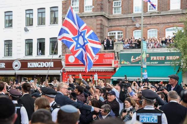 May 14, 2026, London, England, United Kingdom: UK King CHARLES III greets members of the local community outside Jewish Care during a visit to Golders Green in north-west London. The King met representatives of the Jewish community following recent antisemitic attacks in the area. London United Kingdom  - ZUMAa279 20260514_zsp_a279_031 Copyright: xZeynepxDemirxAslimx