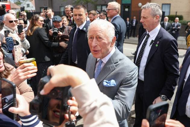 May 14, 2026, London, England, United Kingdom: UK King CHARLES III greets members of the local community outside Jewish Care during a visit to Golders Green in north-west London. The King met representatives of the Jewish community following recent antisemitic attacks in the area. London United Kingdom - ZUMAa279 20260514_zsp_a279_030 Copyright: xZeynepxDemirxAslimx