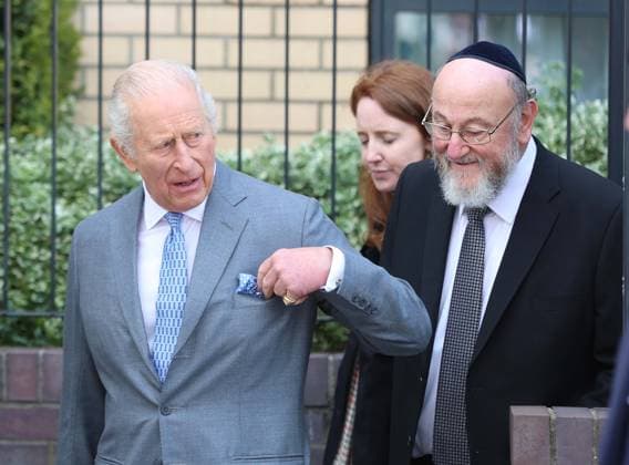 May 14, 2026, London, England, United Kingdom: UK King CHARLES III greets members of the local community outside Jewish Care during a visit to Golders Green in north-west London. The King met representatives of the Jewish community following recent antisemitic attacks in the area. London United Kingdom - ZUMAa279 20260514_zsp_a279_032 Copyright: xZeynepxDemirxAslimx