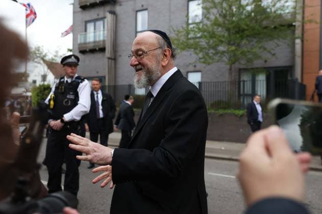 May 14, 2026, London, England, United Kingdom: Chief Rabbi Sir EPHRAIM MIRVIS speaks with members of the local community outside Jewish Care during the visit of UK King CHARLES III to Golders Green in north-west London. The King visited the area to meet representatives of the Jewish community following recent antisemitic attacks. London United Kingdom - ZUMAa279 20260514_zsp_a279_036 Copyright: xZeynepxDemirxAslimx