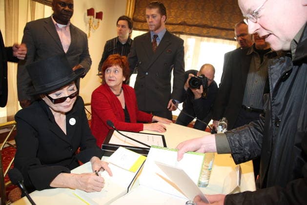 Yoko ONO PK Wien, Hotel Sacher, 02. 03. 2012 Yoko ONO, Valie EXPORT *** Yoko ONO PK Vienna, Hotel Sacher, 02 03 2012 Yoko ONO, Valie EXPORT 