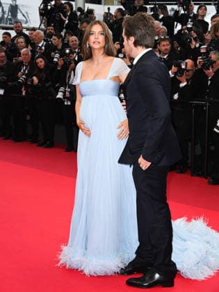 IPA84691292 - Cannes, 79th Cannes Film Festival 2026, evening 3 - red carpet of Histoires Paralleles (Parallel Tales). Pictured is pregnant Barbara Palvin, Dylan Sprouse  Copyright: xManuelexMangiarottix xPoolxPhotoxEventsx07x 84691292