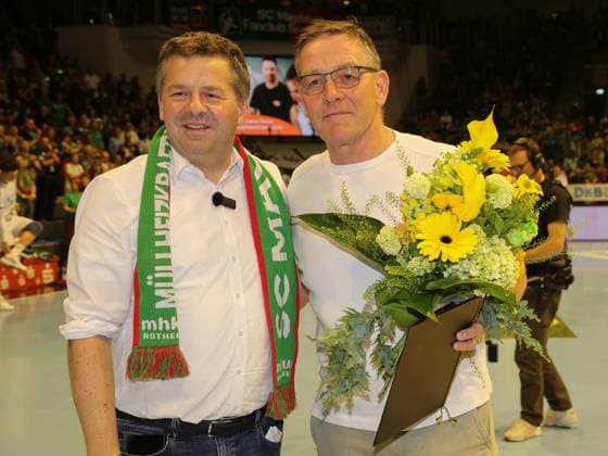 Ministerpräsident Sven Schulze und Bundestrainer Alfred Gislason mit Verdienstorden des Landes Sachsen-Anhalt DAIKIN HBL Saison 2025-26 am 31. Spieltag SC Magdeburg - Handball Sport Verein Hamburg *** Prime Minister Sven Schulze and National Coach Alfred Gislason with Order of Merit of Country Saxony Anhalt Daikin HBL Season 2025 26 on 31 Matchday SC Magdeburg Handball Sport Association Hamburg 1135701768