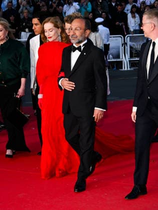 IPA84692488 - Cannes, 79th Cannes Film Festival 2026, evening 3 - red carpet of HISTOIRES PARALLÃˆLES (PARALLEL TALES). Pictured: Asghar Farhadi, Isabelle Huppert  Copyright: xTerenghi Ipa-Agency.netx xPoolxPhotoxEventsx07x 84692488