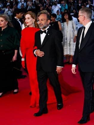 IPA84692490 - Cannes, 79th Cannes Film Festival 2026, evening 3 - red carpet of HISTOIRES PARALLÃˆLES (PARALLEL TALES). Pictured: Asghar Farhadi, Isabelle Huppert  Copyright: xTerenghi Ipa-Agency.netx xPoolxPhotoxEventsx07x 84692490