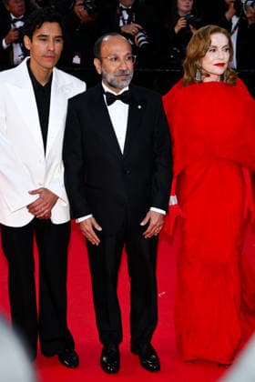 IPA84692515 - Cannes, 79th Cannes Film Festival 2026, evening 3 - red carpet of HISTOIRES PARALLÃˆLES (PARALLEL TALES). Pictured: Adam Bessa, Asghar Farhadi, Isabelle Huppert  Copyright: xTerenghi Ipa-Agency.netx xPoolxPhotoxEventsx07x 84692515