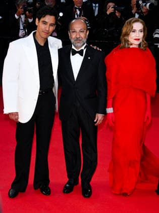 IPA84692517 - Cannes, 79th Cannes Film Festival 2026, evening 3 - red carpet of HISTOIRES PARALLÃˆLES (PARALLEL TALES). Pictured: Adam Bessa, Asghar Farhadi, Isabelle Huppert  Copyright: xTerenghi Ipa-Agency.netx xPoolxPhotoxEventsx07x 84692517