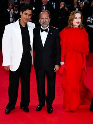 IPA84692520 - Cannes, 79th Cannes Film Festival 2026, evening 3 - red carpet of HISTOIRES PARALLÃˆLES (PARALLEL TALES). Pictured: Adam Bessa, Asghar Farhadi, Isabelle Huppert  Copyright: xTerenghi Ipa-Agency.netx xPoolxPhotoxEventsx07x 84692520